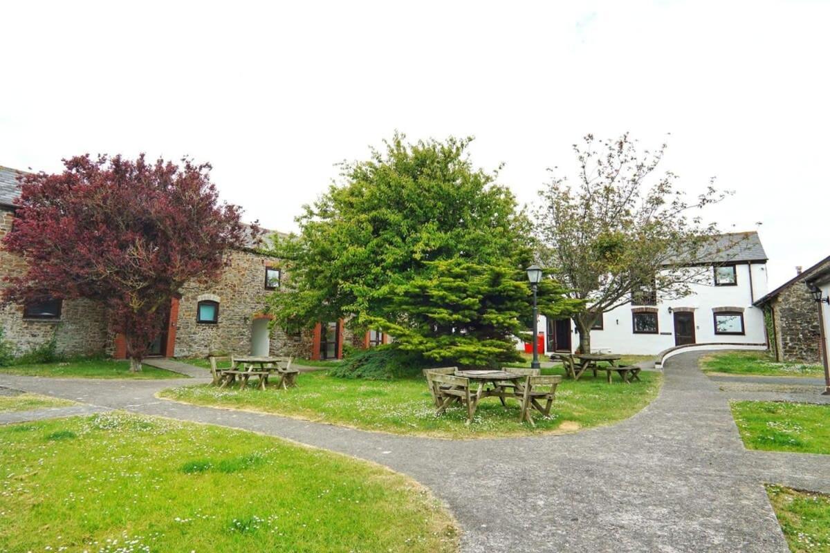 Spacious 2 Bedroom Nr *