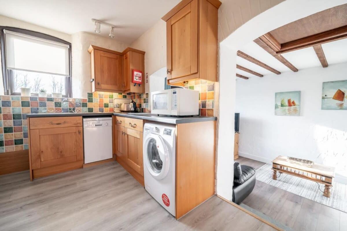 Spacious 2 Bedroom Nr *