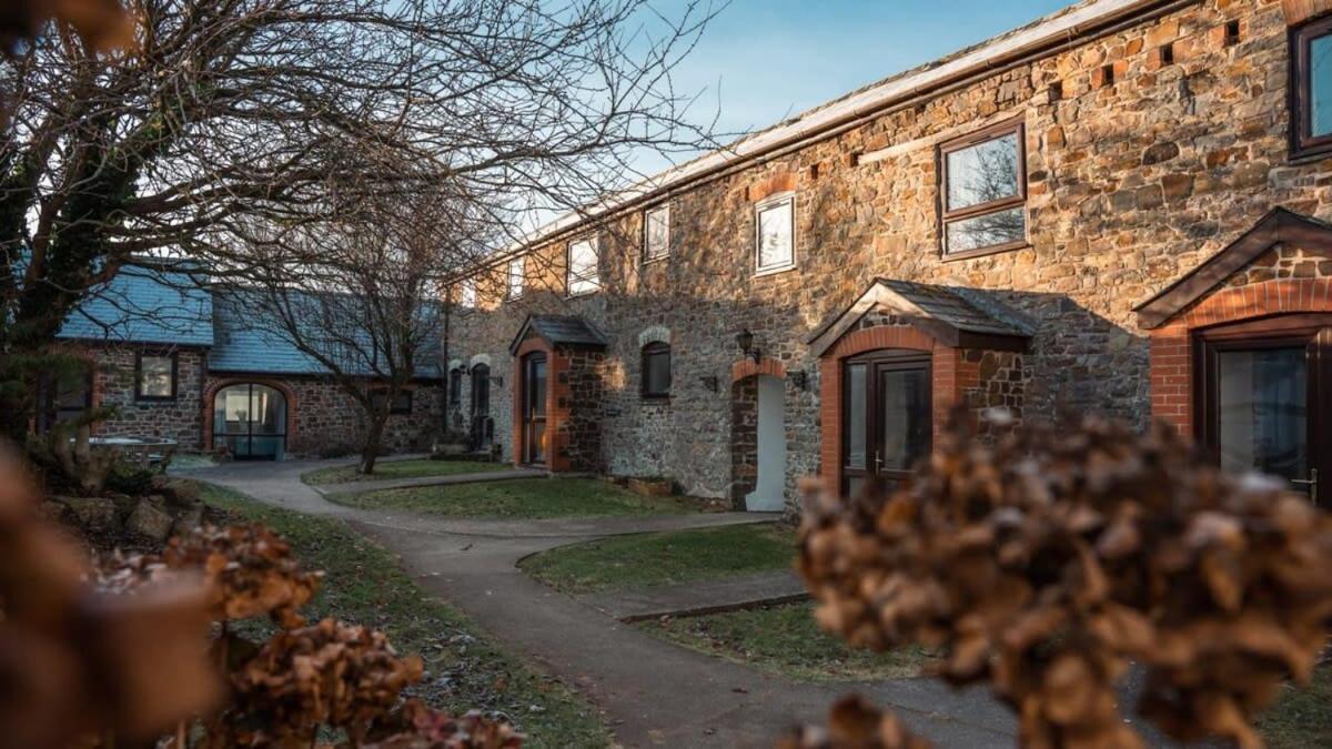 Spacious 2 Bedroom Nr *