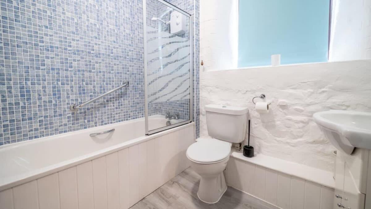 Spacious 2 Bedroom Nr *
