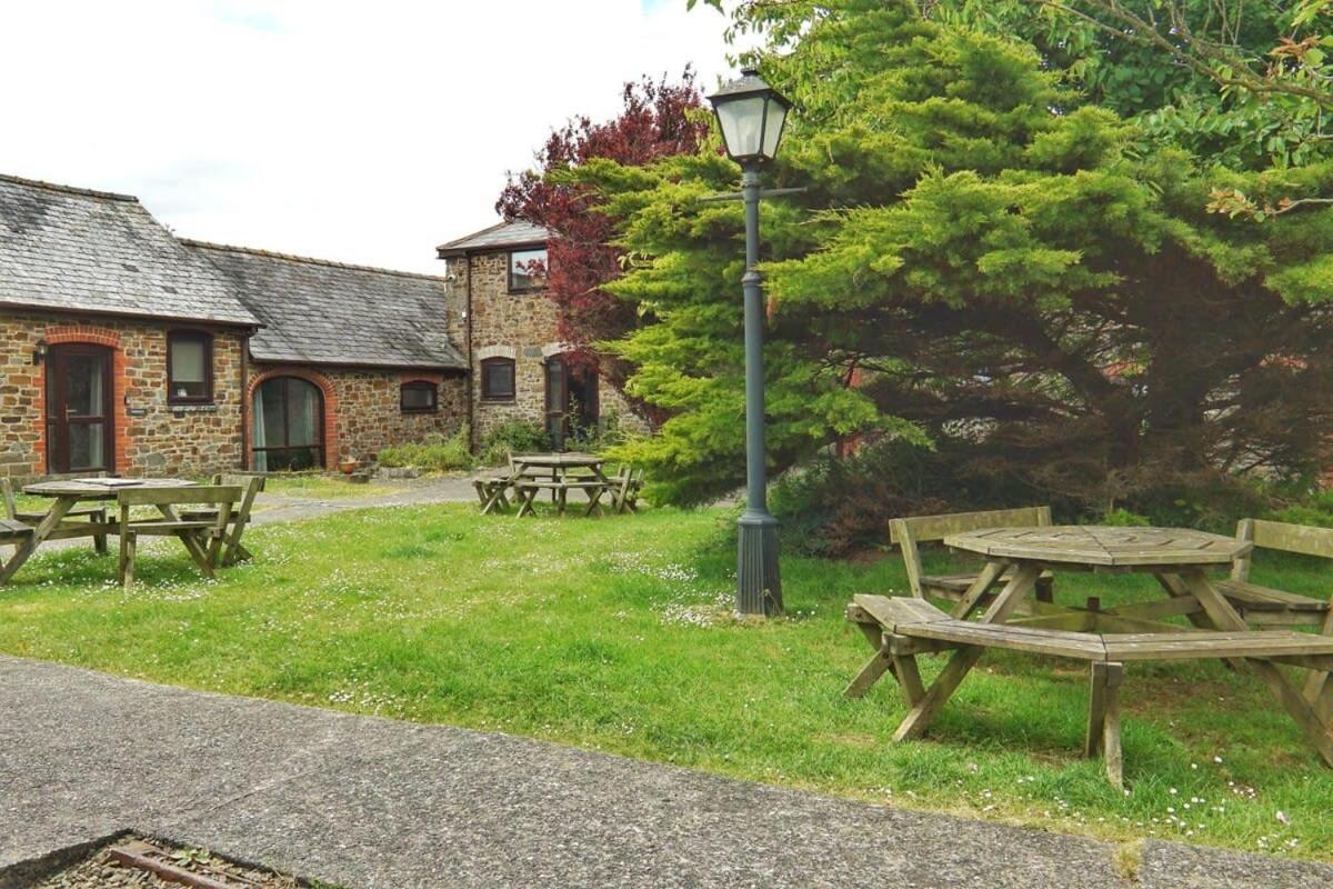 Spacious 2 Bedroom Nr * Bude
